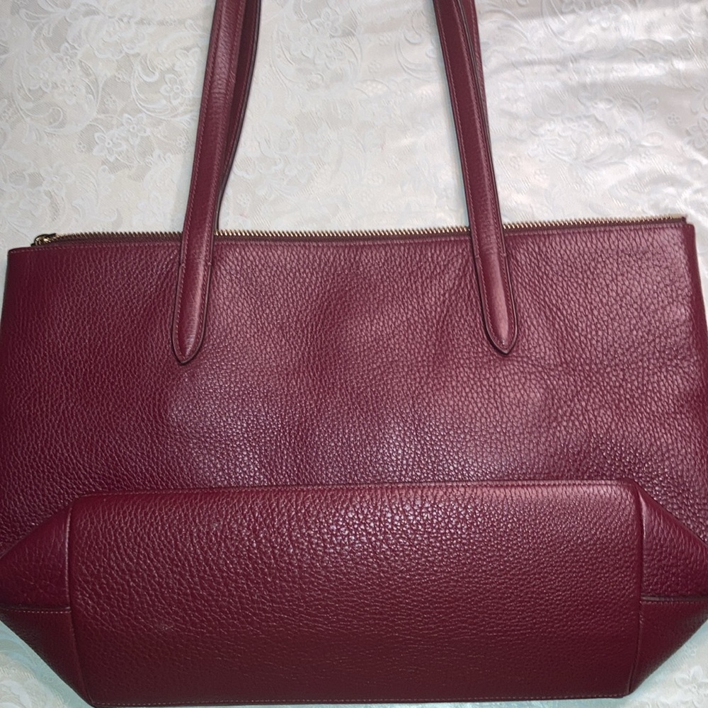 COACH lg. w/2 straps, front zip pocket w/zip & lock, tag on gt chain - Picture 11 of 14